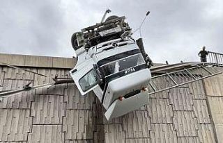 İzmir’de viyadükte askıda kalan tırın kaza...