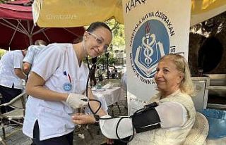 İzmirli lise öğrencilerinden yaşlılara sağlık...