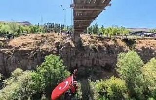JAK timinden Muradiye Şelalesi’nde bayraklı kutlama