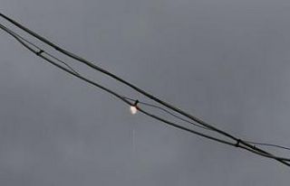 Kablolardan çıkan kıvılcım itfaiye ekiplerini...