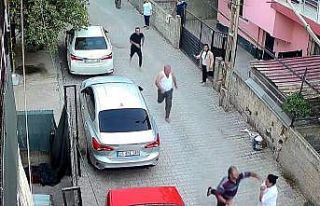 Kaçan şahsı tutmaya çalışan kadın yumruk yedi