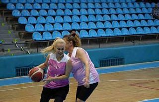 Kadınlar pembe formalarla sahaya çıktı, "Spora...