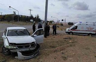 Kafa kafaya çarpışan otomobiller hurdaya döndü:...