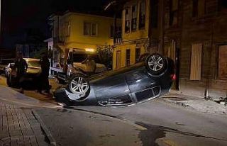 Kaldırıma çarpan otomobil takla attı