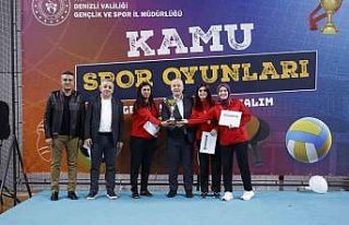 Kamunun şampiyonları kupalarını aldı