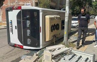 Kamyonet ile çarpışan yolcu minibüsü devrildi
