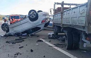 Kamyonete çarpan araç takla attı: 2 yaralı