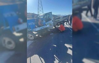 Kamyonetle çarpışan patpatın sürücüsü yaşamını...