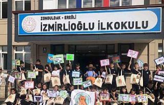 Karadeniz Ereğli’de minik okurlardan "Heybemde...