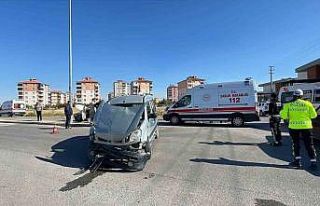 Karaman’da hafif ticari araçla cip çarpıştı:...