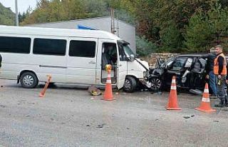 Karşı şeride geçen minibüsle otomobil kafa kafaya...