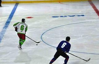 Kars’ta buz hokeyi heyecanı