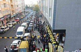 Kartal’da indirim kuyruğu: Bin liralık ürünü...