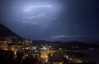 Kaş’ta şimşekler geceyi gündüze çevirdi: Muhteşem...