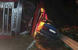 Kastamonu’da tır otomobilin üzerine devrildi:...