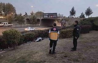 Kavşakta bulunan cansız bedenin kimliği tespit...