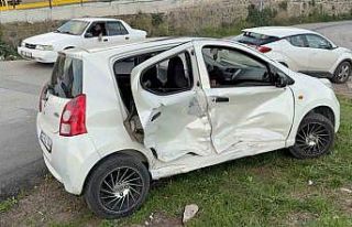 Kavşakta iki otomobil çarpıştı: 2 yaralı