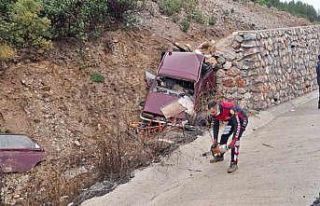 Kayganlaşan yolda otomobil istinat duvarına çarptı:...