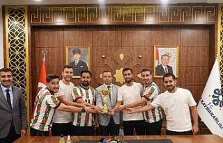 Kaymakam Baycar, şampiyon takımları makamında...