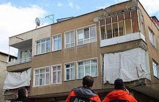 Kayseri’de 3 katlı bina yıkılma tehlikesi nedeniyle...