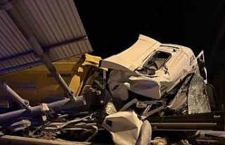 Kayseri’de tır bariyerlere girdi: 1 yaralı