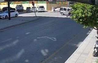 Kaza anı kamerada: 4 kişinin olduğu motosiklete...