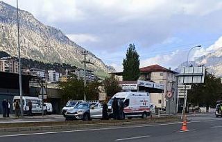 Kaza anı kamerada: Otomobille çarpışan motosikletin...