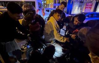 Kaza sonrası genç sürücünün ayağı motosikletin...