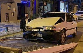 Kaza yapan alkollü ve ehliyetsiz sürücü hasarlı...