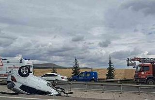 Kaza yapan araçtan fırlayan teker başka bir araca...