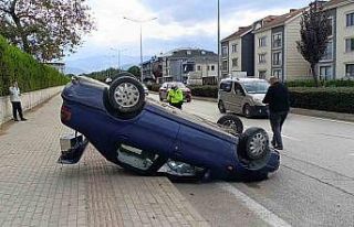 Kaza yapan otomobil takla atarak ters durdu: 1 yaralı