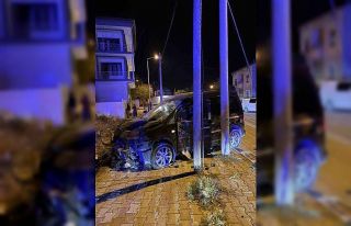 Kaza yaparak savrulan motosiklet yayalara çarptı:...