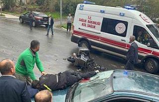Kazada motosiklet otomobilin üzerine düştü: 1’i...