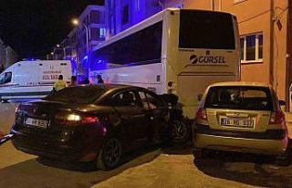 Kazaya karışan iki otomobil park halindeki otobüse...