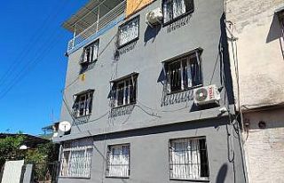 Kediyi çalıp fotoğraf çekindiler: O anlar kameraya...