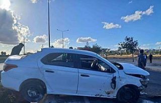 Kilis’te otomobil refüje çarptı: 2 ağır yaralı