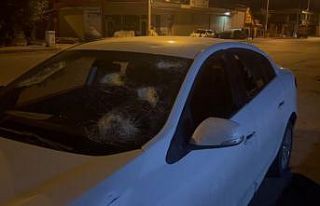 Kiraladığı otomobilin camlarını kırdı