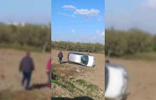 Kırıkhan’da otomobil tarlaya uçtu
