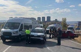 Kırıkkale’de iki otomobil kafa kafaya çarpıştı:...