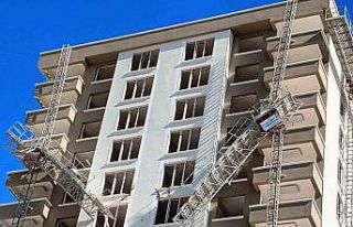 Kırılan yük asansöründen düşerek hayatını...