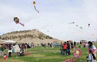 Kocasinan’da uçurtmalar gökyüzünü renklendirdi