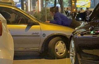 Kocasıyla tartışan kadın otomobilin kaputuna yattı