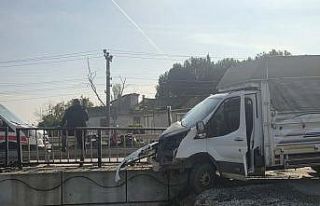 Kontrolden çıkan kamyonet köprü demirlerine saplandı