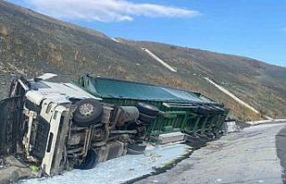 Kontrolden çıkan tır devrildi: 1 yaralı