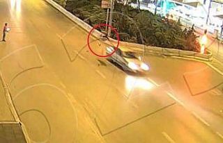 Koşarak karşıya geçerken otomobilin çarptığı...