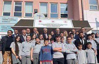 Köy okulu çocuklarının bilgisayar sevinci