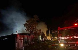 Küçükçekmece iş yeri yangını elektrik tellerine...