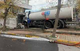 Küçükçekmece’de İSKİ’ye ait su tankeri iş...