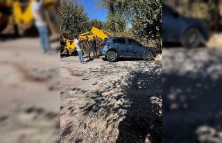 Kurtalan’da çukura düşen araç kepçe yardımıyla...