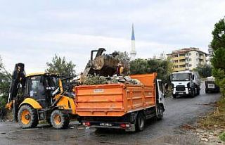 Kuşadası’nda metruk binanın çevresindeki atıklar...